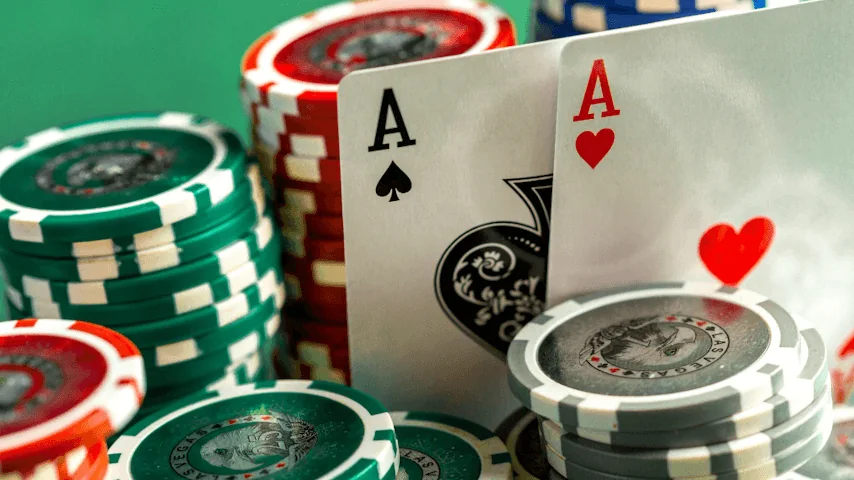 Suasana meja kasino digital API33 dengan kartu dan meja permainan