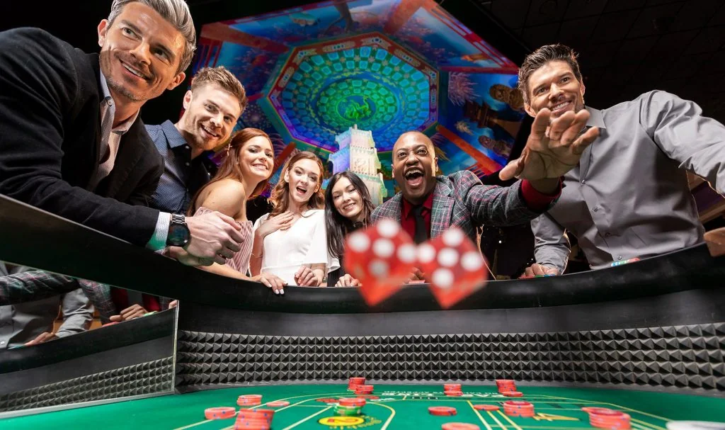 Tampilan permainan kasino bergaya live dengan meja dan dealer