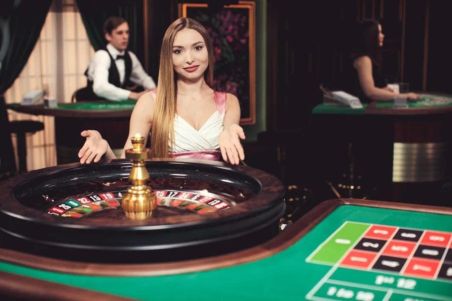 Suasana ruang kasino live API33 dengan meja permainan dealer